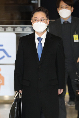 박범계 법무부 장관 후보자가 25일 국회에서 열리는 법무부 장관 후보자 인사청문회에 출석하기 위해 국회로 들어서고 있다. 연합뉴스